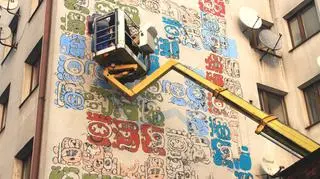 Dwa dni przed zapowiadanym końcem świata w krakowskim Podgórzu odsłonięto mural inspirowany słynną inskrypcją Majów i gra Tetris.