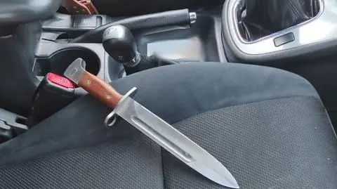 Policjant wyciągnął kierowcy kluczyki ze stacyjki, ten sięgnął po bagnet