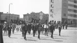 Pochód pierwszomajowy, w tle ul