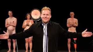 Gospodarz programu "Ultra Strips Down" Jannik Schow, a w tle uczestnicy 