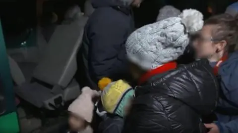 Młode rodziny migrantów w Michałowie wieczorem 6 października