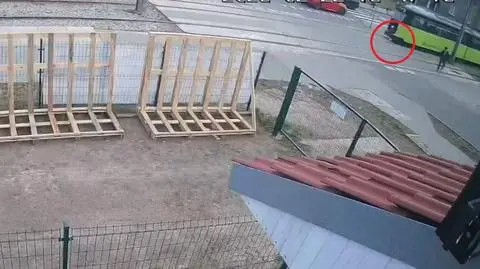 13-latka wpadła pod tramwaj. Nic jej się nie stało