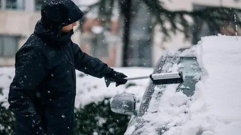 Śnieg, mokry śnieg, odśnieżanie auta, zima