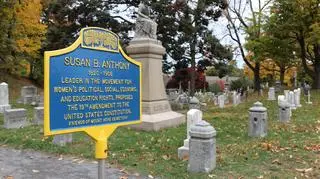 Znak na cmentarzu Mount Hope opisujący Susan B. Anthony jako liderkę sufrażystek (zdjęcie z 24 października 2020 roku)