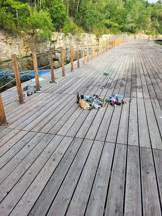 Śmieci w parku Zakrzówek w Krakowie