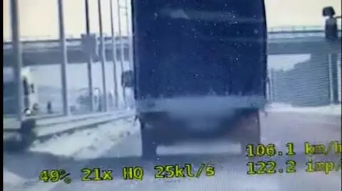 Z ciężarówki spadały bryły lodu