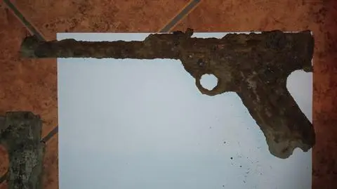 Chłopcy budowali "bazę", znaleźli pistolet