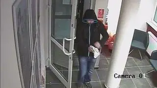 Podczas napadów mężczyzna trzymał przedmiot przypominający broń