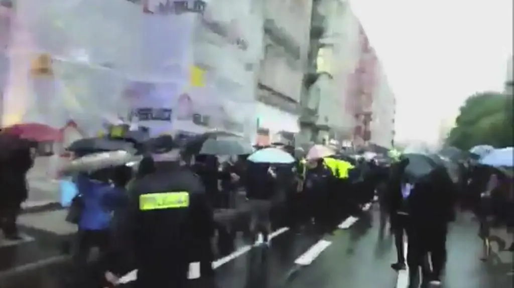 Na nagraniu widać jak policjanci używają środków przymusu bezpośredniego