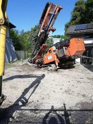 Ziemia zapadła się pod ciężarem pojazdu z wiertnicą w Trzebini