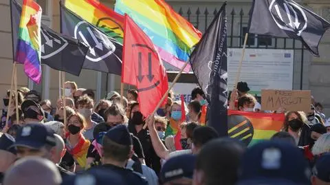 Przestępstw wobec osób o innej orientacji seksualnej jest w Polsce mniej niż w krajach Europy? Porównujemy dane