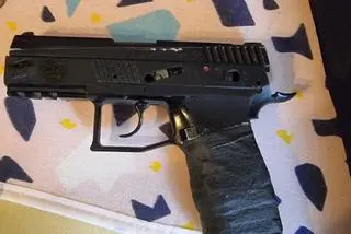 19-latek zaopatrzył się także w atrapę broni 