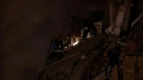 Rakieta trafiła w blok, jego część się zawaliła. Kobieta cudem przeżyła, była w łazience  