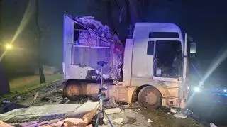 samochód ciężarowy uderzył w drzewo. Bęczno