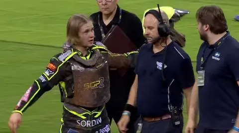 Młodemu żużlowcowi puściły hamulce. Nieprzyzwoity gest w stronę sędziego