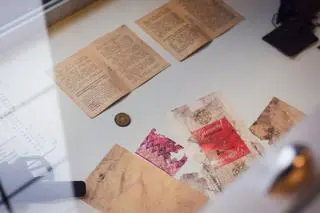 W karecie znaleziono między innymi papierki po cukierkach i modlitewnik