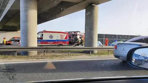 Śmiertelny wypadek na A2. Kierowca wjechał w auto służby drogowej