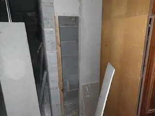 Ścigany listem gończym schował się w ścianie