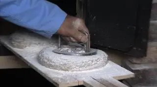 Chleb przed włożeniem do pieca dostaje symbol piekarni