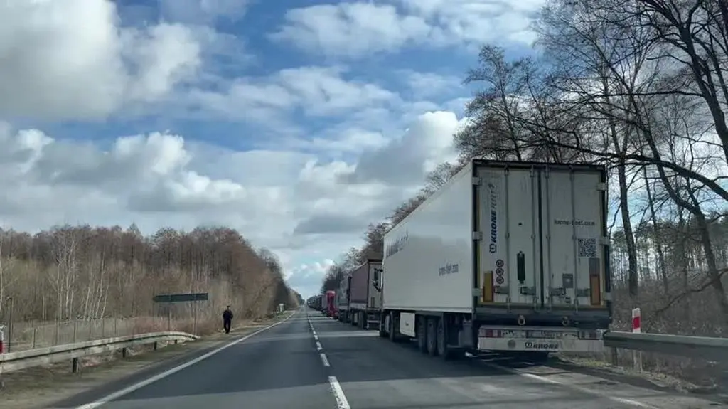 Kolejka tirów na przejściu granicznym w Korczowej