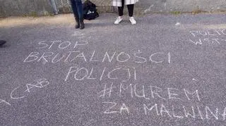 Zdaniem aktywistów reakcja policji była nieadekwatna do sytuacji i dlatego protestowali przed komendą