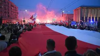 Wulgarne okrzyki, spalona flaga UE i atak na dziennikarkę. Służby identyfikują sprawców