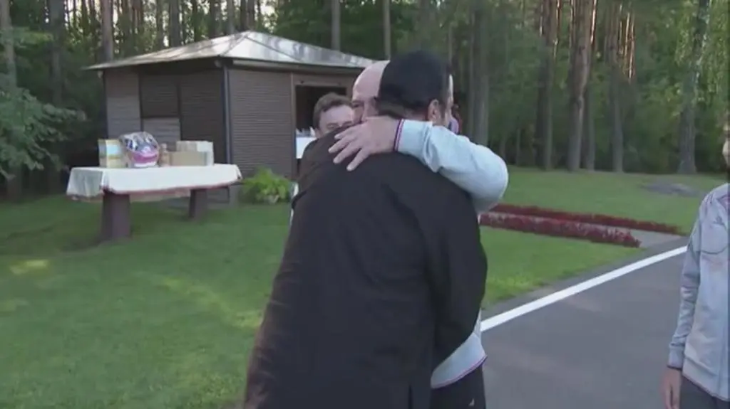 Video (25.08.2016 Steven Seagal odwiedził Alaksanda Łukaszenkę. Podziwiał plony, jadł marchewkę i dostał sztylet)
