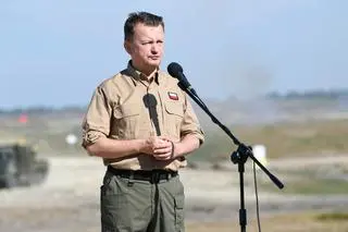 Mariusz Błaszczak podczas konferencji prasowej w trakcie ćwiczeń wojskowych na poligonie w Nowej Dębie