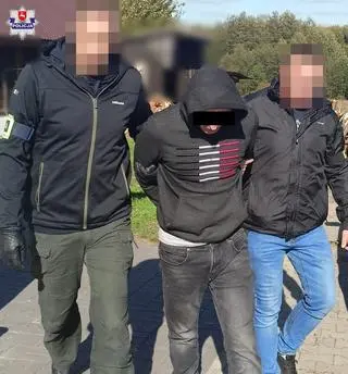 29-letni mężczyzna, poszukiwany przez policję do odbycia kary za rozbój z użyciem noża, trafił do zakładu karnego. 