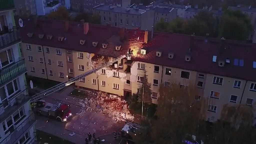 Zdjęcia zniszczonej kamienicy z drona