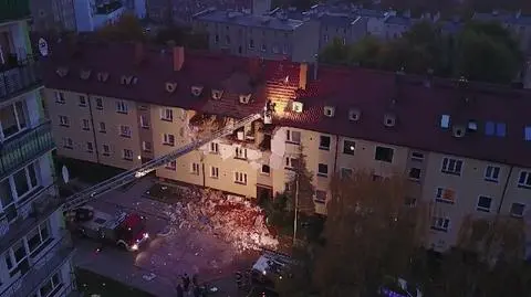 Zdjęcia zniszczonej kamienicy z drona