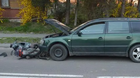 15-latek jadący motorowerem zderzył się czołowo z osobówką 