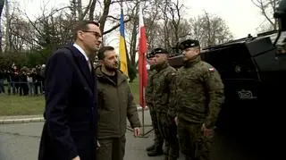 Morawiecki i Zełenski podczas prezentacji Rosomaków