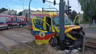 Karetka pogotowia uderzyła w słup trakcji tramwajowej
