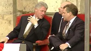 Bill Clinton i Aleksander Kwaśniewski na placu Zamkowym w Warszawie, lipiec 1997 r.