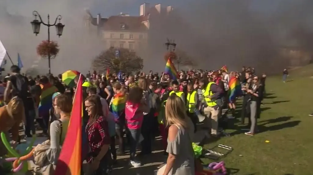 Na placu Zamkowym słychać wybuchy petard i okrzyki kontrmanifestantów