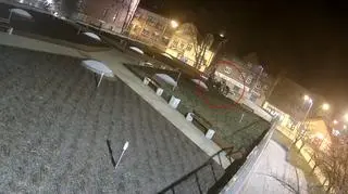 Młodzi mężczyźni na dachu parkingu, jeden skacze po świetliku