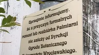 Budynek grozi zawaleniem i ze względu na zły stan techniczny, jest zamknięty. Jednak w okolicy szklarni wystają metalowe i szklane elementy tuż obok pobliskiego placu zabaw dla dzieci.