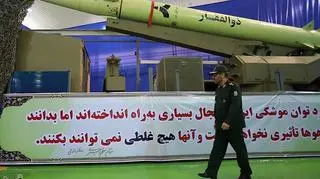 Prezentacja nowej rakiety balistycznej Zolfaqar z obowiązkowymi elementami, czyli hasłami religijno-patriotycznymi i brodatym generałem Gwardii Rewolucyjnej w czapce z daszkiem