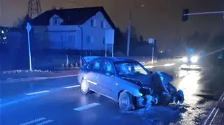 Wjechał w słup, który przewrócił się na dom