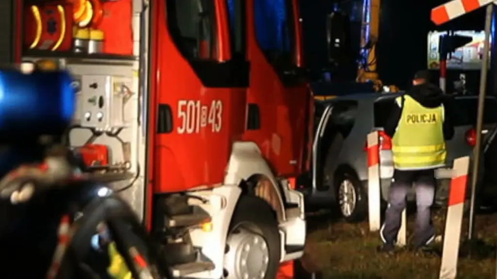 Auto wjechało pod drezynę na niestrzeżonym przejeździe