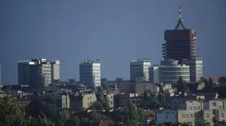Iglica i tereny Międzynarodowych Targów Poznańskich z lotu ptaka, w tle wieżowiec Uniwersytetu Ekonomicznego - 1995 r.