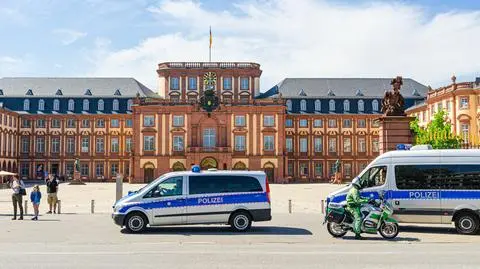 Zabił ojca, zaczął uciekać, potrącił rowerzystów, wskoczył do rzeki