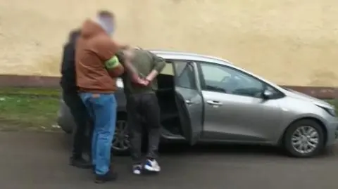 Mężczyźni weszli do domu 89-latki i okradli ją