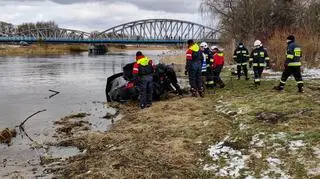 Auto zostało wyłowione ok. godz. 14 