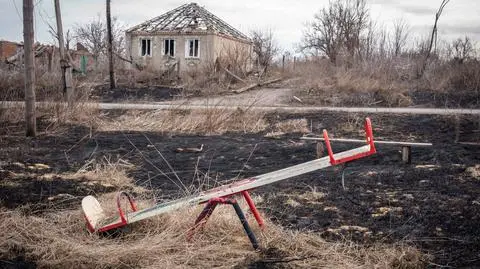 Rosyjska rakieta obróciła domy mieszkalne w ruinę