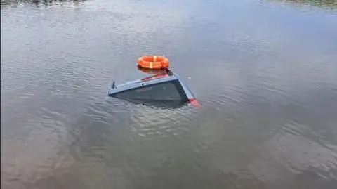 Wjechał do Odry, podjęli go z dachu