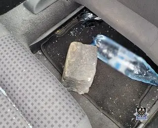 Szyba w aucie została wybita kostka brukową