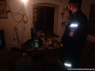 Mundurowi dostarczyli 74-latkowi żywność