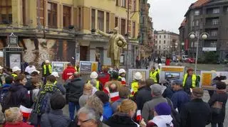 Związkowcy z Katowic obok pomnika premiera wystawili tablice z jego "zasługami"